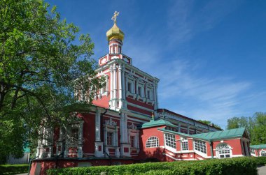 Moskova, Rusya Novodevichy Manastırı. Kilise kutsal bakire varsayım bir güneşli bahar gününde