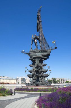 Moskova, Rusya - 15 Haziran 2018: güneşli yaz gününde büyük Peter görünümünden Krymskaya setin Anıtı