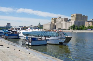 Moskova, Rusya - 15 Haziran 2018: Gorki Central Park Kültür ve eğlence. Zevk tekne Pushkinskaya dolgu üzerinde 