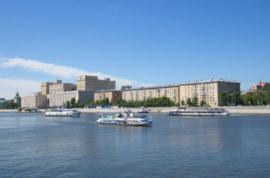 Moskova, Rusya - 15 Haziran 2018: Yaz görünümü Frunzenskaya dolgu ve geçen gemilerin