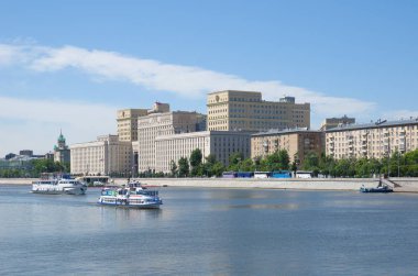 Moskova, Rusya - 15 Haziran 2018: Yaz görünüm Rusya Federasyonu ve Frunzenskaya set of Savunma Bakanlığı Binası