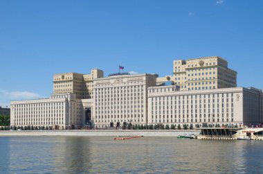 Moskova, Rusya - 15 Haziran 2018: Rusya Federasyonu Frunzenskaya dolgu üzerinde Savunma Bakanlığı binasının