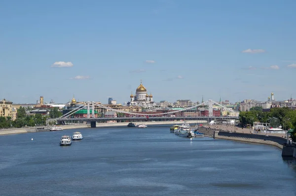 救い主であり 遊覧船でモスクワ川キリスト大聖堂クリミア橋のビューを夏します モスクワ ロシア — ストック写真