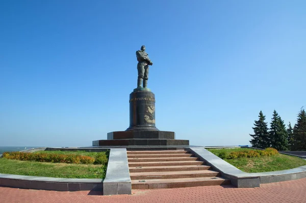 ニジニ ノヴゴロド ロシア連邦 2018 夏観パイロットのヴァレリー チカロフの記念碑 — ストック写真