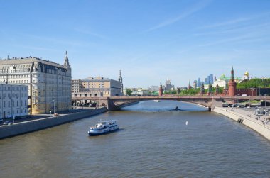 Moscow, Rusya Federasyonu - 12 Mayıs 2018: Moskova Kremlin ve büyük Moskvoretsky Köprüsü manzarasına. Moskova Nehri üzerinde bir güneşli bahar gününde yelken zevk tekne
