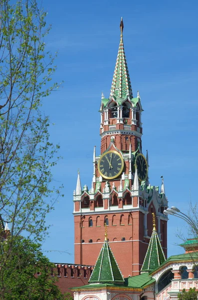 Весенний Вид Спасскую Башню Московского Кремля Россия — стоковое фото