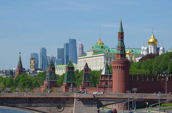 Весенний вид Московского Кремля и Большого Москворецкого моста, Москва, Россия
