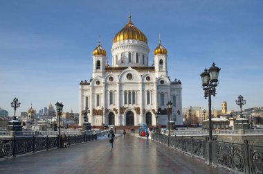 Moskova, Rusya - 25 Ocak 2018: Katedrali İsa'nın kurtarıcı ve Patriarchal köprüde bir güneşli kış günü