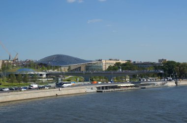 Moskova, Rusya - 24 Ağustos 2018: Yaz görünümü Moskvoretskaya dolgu ve doğal peyzaj Park 