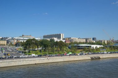 Moskova, Rusya - 24 Ağustos 2018: Moskvoretskaya görünüm dolgu ve Zaryadye doğal peyzaj Park Moskova'da bir güneşli yaz gününde