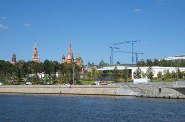 Moskova, Rusya - 24 Ağustos 2018: Yaz görünümü Moskvoretskaya set, Moskova Kremlin'e ve Aziz Basil Katedrali of