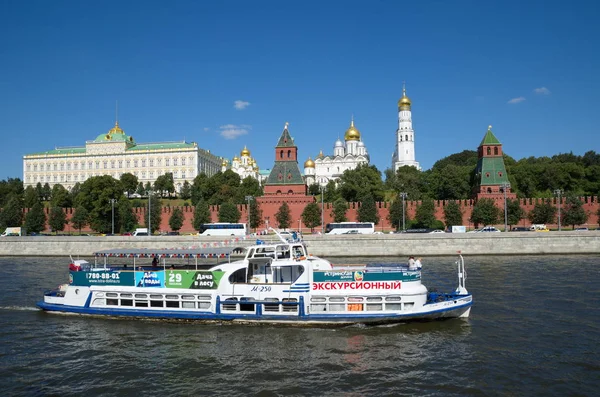 モスクワ ロシア連邦 2018 過去の日当たりの良い夏の日にモスクワのクレムリンの壁の遊覧船帆 — ストック写真