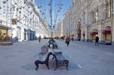 Moskova, Rusya - 19 Mart 2018: Görünüm, Nikolskaya sokak, Moskova Merkezi