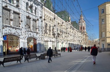 Moskova, Rusya - 19 Mart 2018: Bahar bakış Nikolskaya Street, Moskova Merkezi