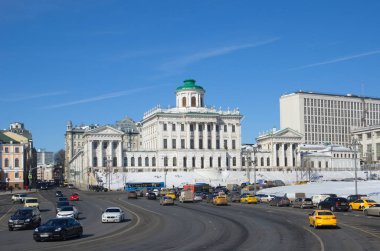 Moskova, Rusya - 19 Mart 2018: Bahar bakış Borovitskaya Meydanı ve Pashkov evi, Rus Devlet Kütüphanesi