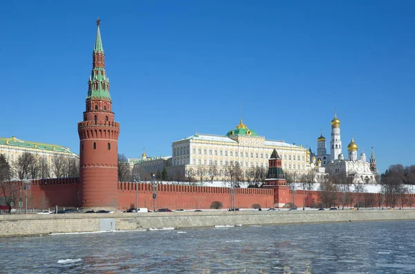 Pohled Moskevského Kremlu Kremlin Násep Slunný Jarní Den Moskva Rusko — Stock fotografie
