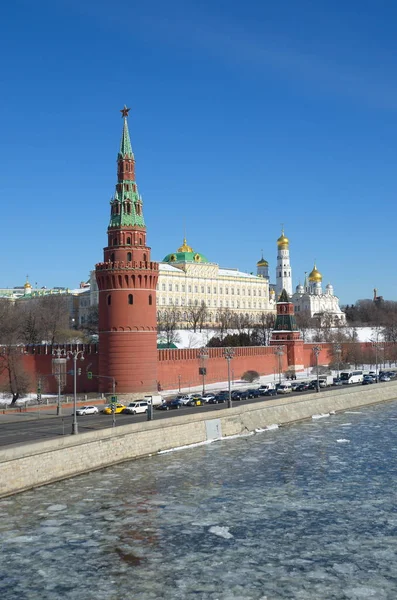 Moskau Kremlin Und Kremlin Damm Einem Sonnigen Frühlingstag Moskau Russland — Stockfoto