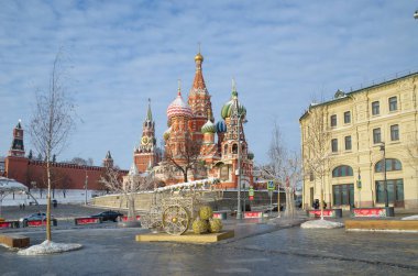 Moskova, Rusya - 9 Ocak 2019: Çar-top yüklemesinde bir kış günü Zaryadye Peyzaj Park yakınındaki meydanda
