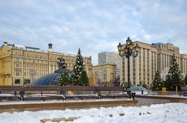 Moskova, Rusya - 9 Ocak 2019: Kış görünümü Manezh yeni yıl tatili sırasında kare