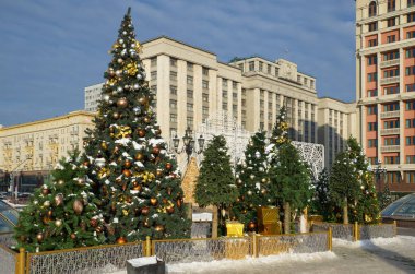 Moskova, Rusya - 9 Ocak 2019: Yolculuk Noel Festivali için. Manezh kare şenlikli dekorasyon