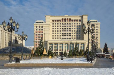 Moskova, Rusya - 9 Ocak 2019: Yolculuk Noel Festivali için. Manezhnaya Meydanı ve Four seasons otel yılbaşı tatilinde görünümü