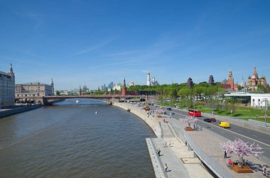 Moscow, Rusya Federasyonu - 12 Mayıs 2018: Moskvoretskaya görünüm dolgu, güneşli bahar günü Moskova Kremlin ve büyük Moskvoretsky köprüde