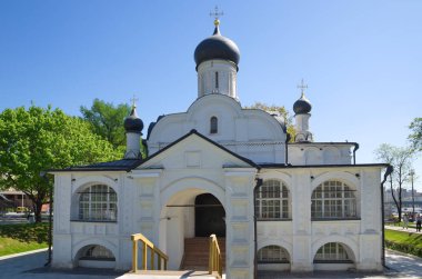 Moscow, Rusya Federasyonu - 12 Mayıs 2018: kilise anlayışı Anna, köşede bir güneşli bahar gününde doğal peyzaj Park 