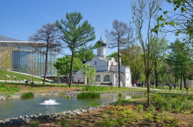 Moscow, Rusya Federasyonu - 12 Mayıs 2018: Zaryadye doğal peyzaj Park. Bahar bakış anlayışı Anna, köşedeki Kilisesi  