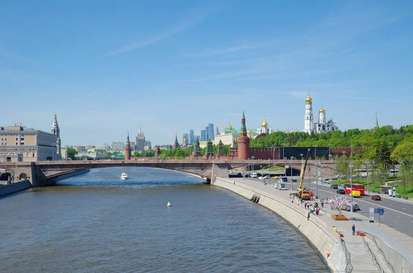 モスクワ ロシア連邦 2018 Moskvoretskaya モスクワ クレムリンと大きな Moskvoretsky 橋の眺望 — ストック写真
