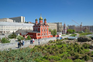 Moscow, Rusya Federasyonu - 12 Mayıs 2018: bahar görünümünden Zaryadye Peyzaj Park Tanrı'nın annesi katedral 