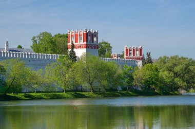 Kuleleri ve duvarları Novodevichy manastır bir güneşli bahar günü, Moskova, Rusya Federasyonu