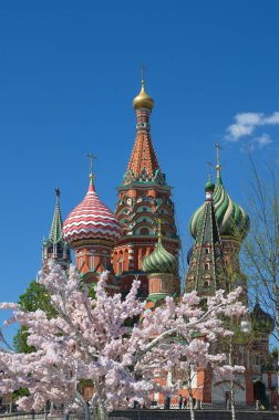 Bir güneşli bahar gününde (Aziz Basil Katedrali) hendek üzerinde kutsal bakire şefaat Katedrali. Moscow, Rusya Federasyonu