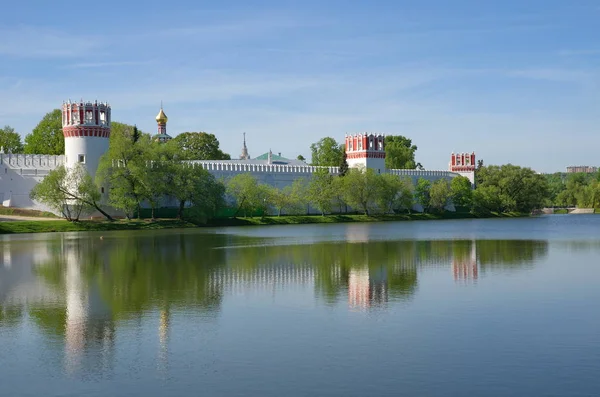 Novodevichy Manastırı ve büyük Novodevichy su birikintisi bahar görünümünü güneşli bir günde, Moskova, Rusya Federasyonu