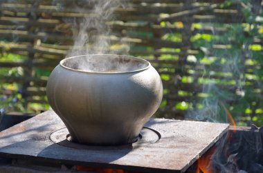 Dökme demir ateş üzerinde pişirme