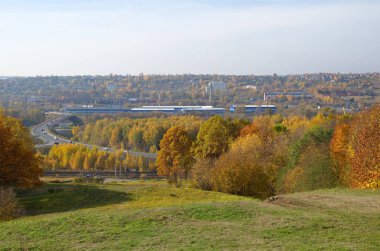 Dmitrov otoyol ve Moskova kanal adını Peremilovskaya yükseklikten üzerinde köprü görünümünü. Dmitrov bölge, Moscow region, Rusya Federasyonu