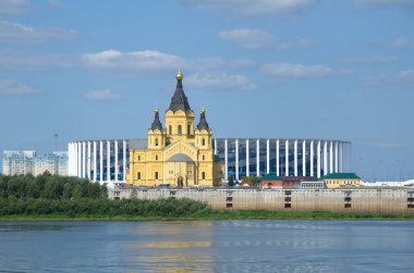 Nizhny Novgorod, Rusya - 19 Ağustos 2018: Yaz görünümü Alexander Nevsky Katedrali ve stadyum 