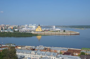 Nizhny Novgorod, Rusya - 19 Ağustos 2018: Yaz görünüm ok - Oka ve Volga nehirleri ve Alexander Nevsky Katedrali birleşmesi