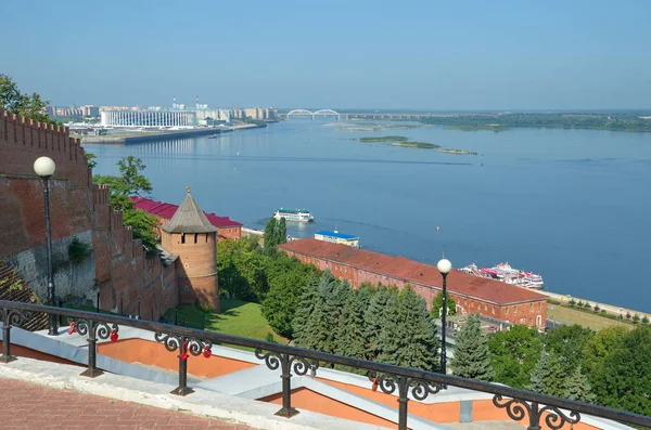 Όμορφη Θέα Του Nizhnevolzhskaya Αναχώματος Και Βέλος Στη Συμβολή Των — Φωτογραφία Αρχείου