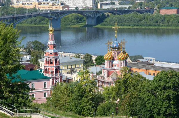니즈니노브고로드 러시아의 종탑으로 Rozhdestvenskaya Stroganovskaya 대성당의 — 스톡 사진