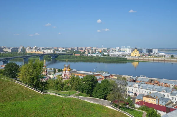 Hermosa Vista Verano Del Terraplén Nizhnevolzhskaya Puente Kanavinsky Flecha Confluencia — Foto de Stock