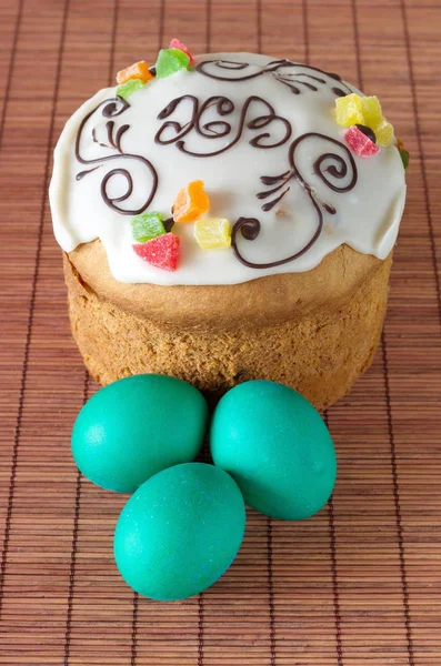 Pastel Pascua Con Azúcar Glaseado Huevos Pintados Una Servilleta Bambú — Foto de Stock