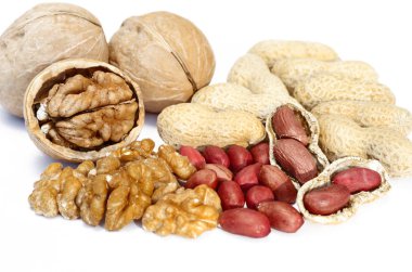 Ceviz ve beyaz zemin üzerine fıstık