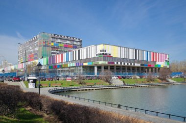 Moskova, Rusya - 24 Nisan 2018: Ostankino Tv Teknik Merkezi ve Ostankino gölet