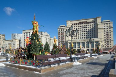 Moskova, Rusya - 2 Mart 2019: Dekorasyon Maslenitsa Manezhnaya kare üzerinde tatil için. Festivali 
