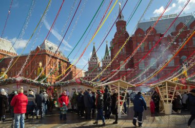 Moskova, Rusya - 2 Mart 2019: Maslenitsa tatil Manezhnaya Meydanı Moskova Merkezi. Festivali 