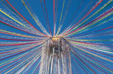 Çok renkli kurdeleler mavi gökyüzü arka plan üzerinde renkli bir nesne. Festivali 