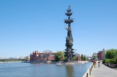 Moskova, Rusya - 15 Haziran 2018: güneşli bir günde büyük Peter için görünümü anıt ve Kırım dolgu