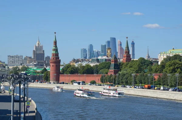 Moskva Rusko Srpna 2018 Pohled Moskevského Kremlu Kreml Násep Řekou — Stock fotografie