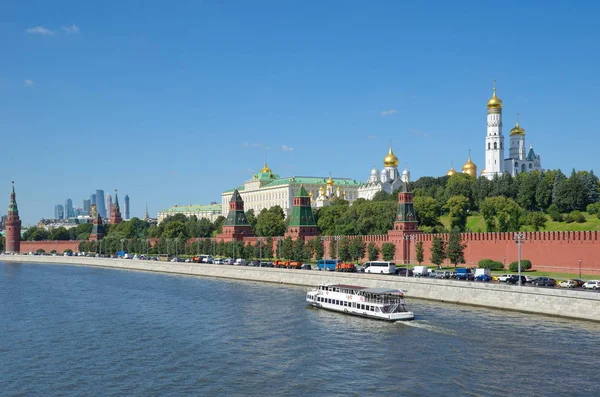 모스크바 크렘린과 화창한 크렘린 제방의 모스크바 러시아 — 스톡 사진