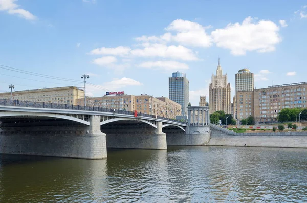モスクワ ロシア 月10 2017 晴れた夏の日に Borodinsky 橋とモスクワ川の眺め — ストック写真